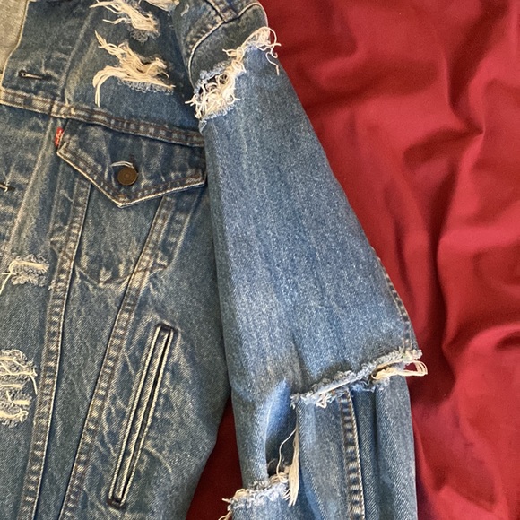 Vintage Grunge 90s Levi Medium Dark Wash Oversized Denim Shredded Jacket - Picture 4 of 5